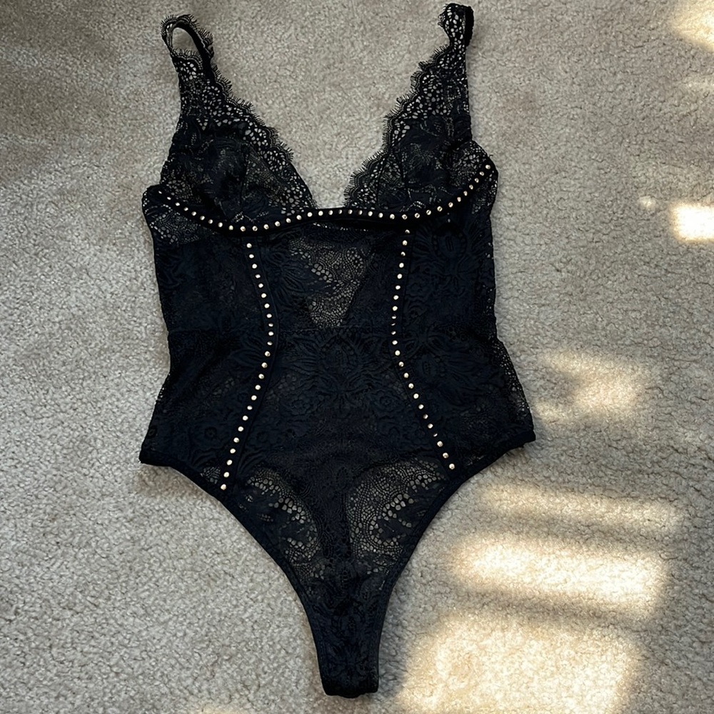 Victoria’s Secret 💣Bodysuit& garter♣️